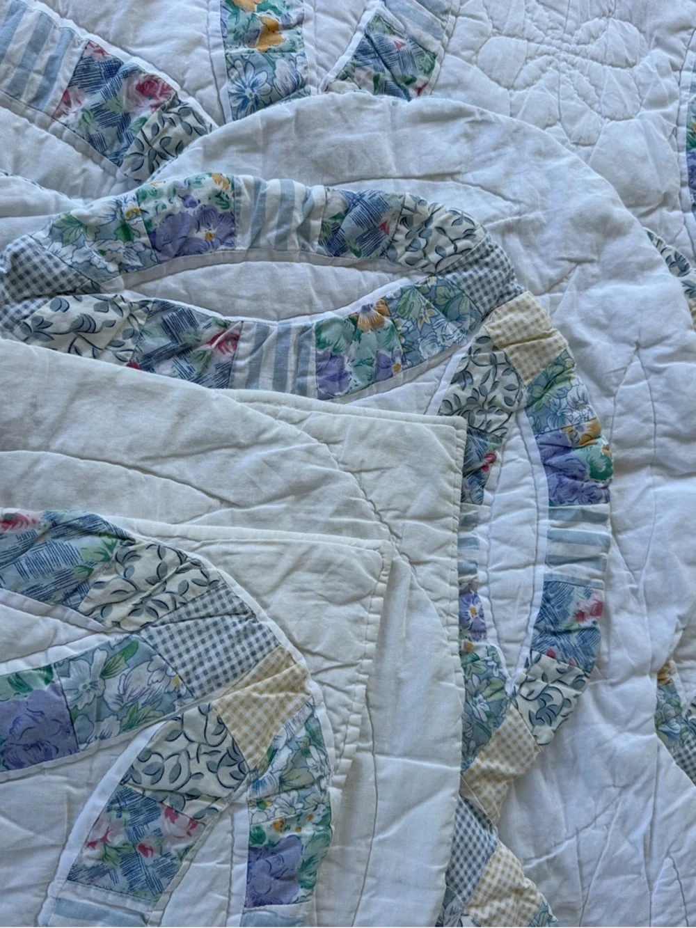 VTG Double Wedding Ring Quilt Hand Quilted Scalloped Edges Cottage Shabby King